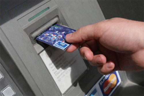 Từ 01/07 chỉ được rút tiền ngoại tệ tại các máy ATM cố định