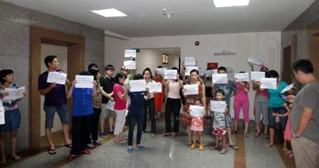 Côn đồ ùa vào chung cư hành hung dân