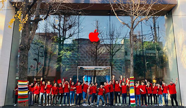 Vì sao logo quả táo Apple Store có màu đỏ vào ngày 1/12?