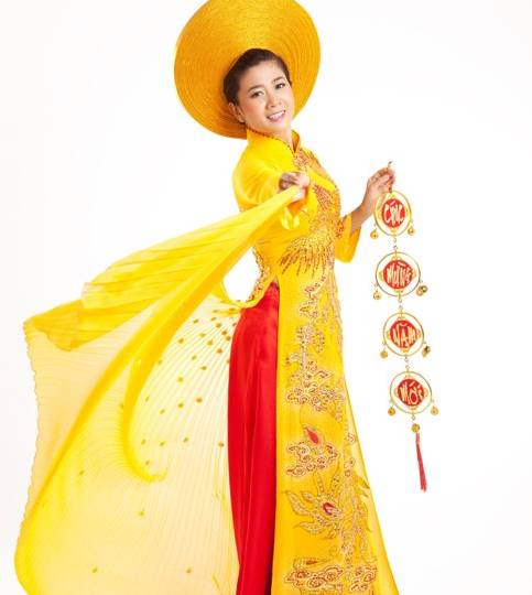 Diễn viên Mai Phương khoe áo dài rồng