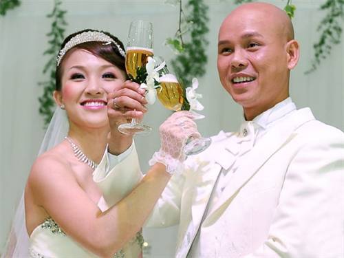 Phan Đình Tùng tổ chức tiệc cưới tưng bừng