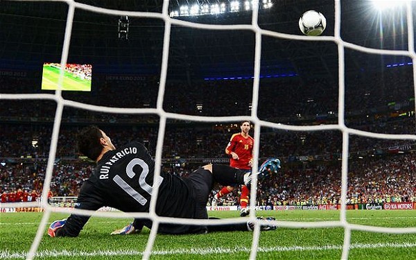 Panenka thành “mốt” ở EURO 2012: Giỡn mặt với tử thần