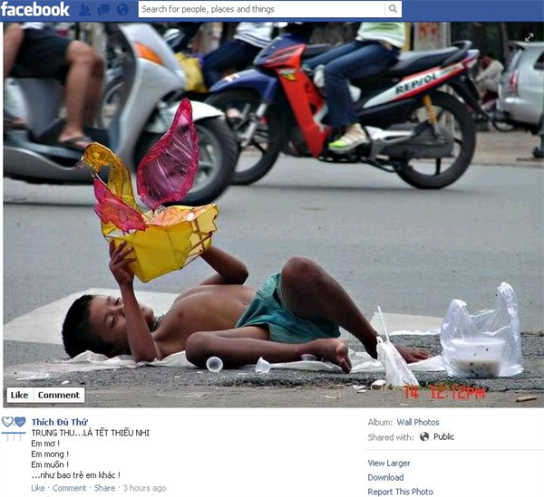 Bức ảnh em bé 'thèm' Trung Thu lay động lòng trắc ẩn