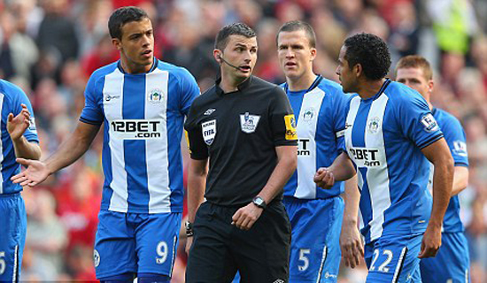 HLV Martinez dùng DVD chứng minh luôn bị xử ép trước M.U