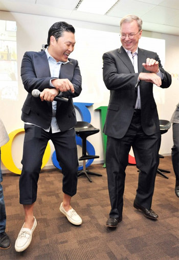 Chủ tịch Google cũng tập nhảy Gangnam Style
