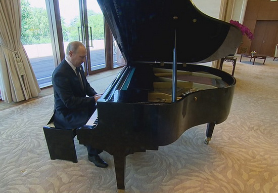 Tổng thống Nga thử đàn dương cầm tại tư dinh chủ tịch Tập Cận Bình (video)