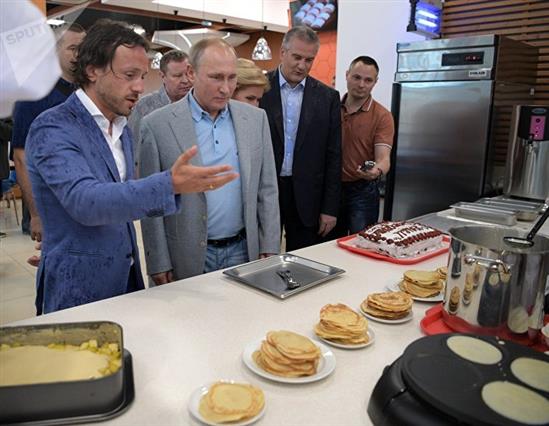 Ông Putin nếm bánh bliny do trẻ em rán tại Crưm