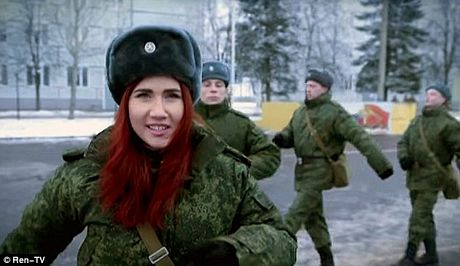 Cựu điệp viên tóc đỏ Nga huấn luyện cùng xe tăng, súng trường