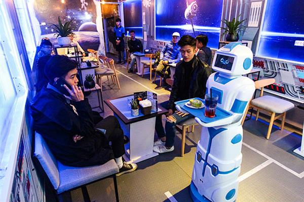 Cận cảnh robot bồi bàn đầu tiên ở Việt Nam