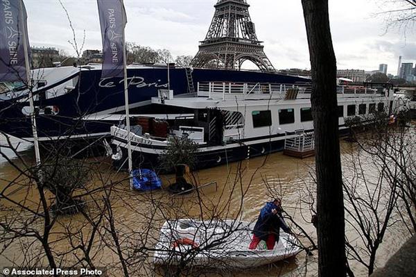Sông Seine tràn bờ, Paris chìm trong nước lũ