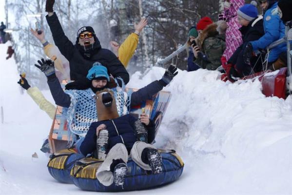 Thú vị cuộc thi những chiếc xe trượt tuyết kỳ lạ tại Nga