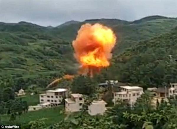 Mảnh vỡ 'khủng' từ tên lửa Trung Quốc rơi trúng khu dân cư nổ đỏ trời