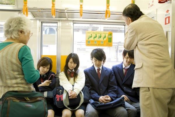 Người Nhật được cả thế giới ngưỡng mộ vì phong cách sống nhưng vì sao người già ít khi được nhường ghế trên xe