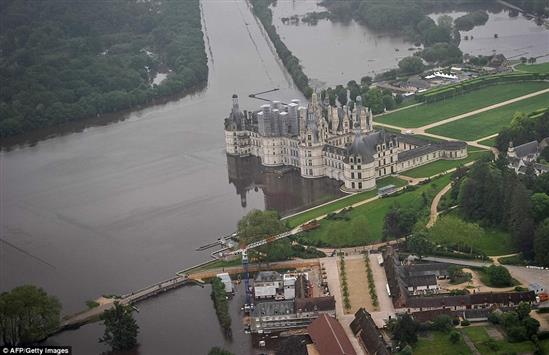 Tràn bờ sông Seine, ngập lụt kinh hoàng tại Pháp và Đức