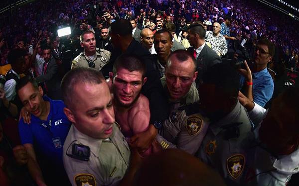 Hỗn chiến ở siêu kinh điển UFC: Võ sỹ Nga xin lỗi, được Tổng thống Putin chúc mừng