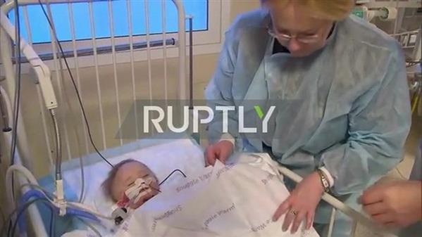 Bộ trưởng Y tế Nga thăm em bé sống sót diệu kỳ sau vụ nổ sập chung cư