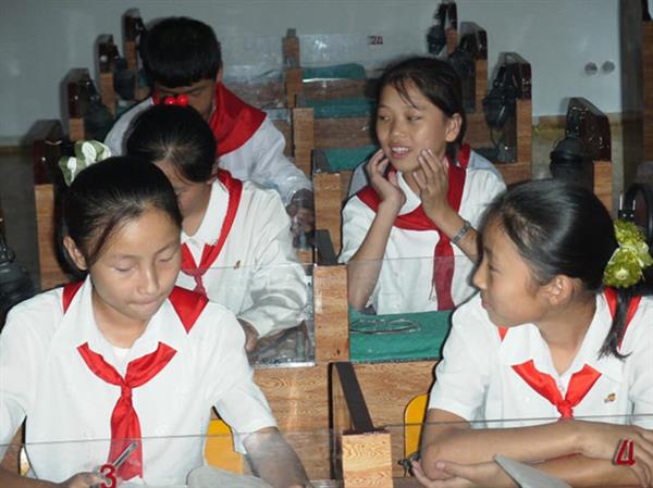 Trường học ở Triều Tiên dạy gì cho thế hệ trẻ?