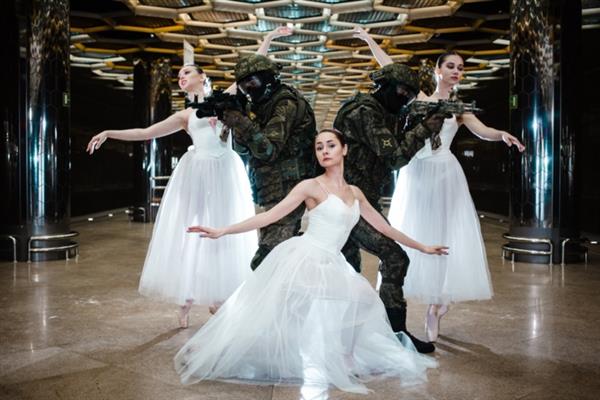 Binh sỹ Nga chụp ảnh cùng các vũ công bale mừng ngày Quốc tế phụ nữ