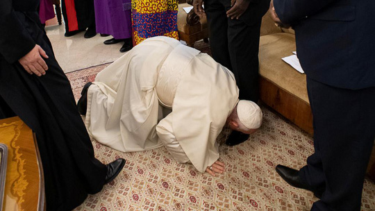 Giáo hoàng Francis bất ngờ hôn chân lãnh đạo Nam Sudan