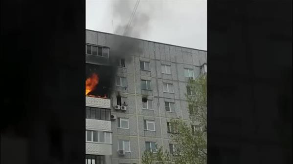 Cậu bé Nga trèo khỏi căn hộ cháy rực, ngồi vắt vẻo trên cục nóng điều hòa cao 24m