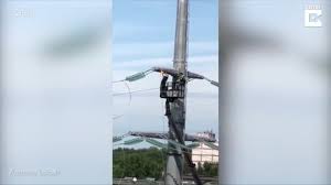 Video: Thợ điện đu xà đơn trên cột điện cao thế ở Nga