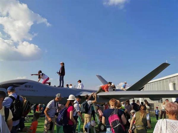 Máy bay UAV Trung Quốc “gãy chân” ở Nga, nghi do trẻ nhỏ leo trèo