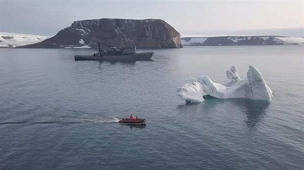 Vẻ đẹp choáng ngợp trên hòn đảo Bắc Cực qua video do Quân đội Nga công bố