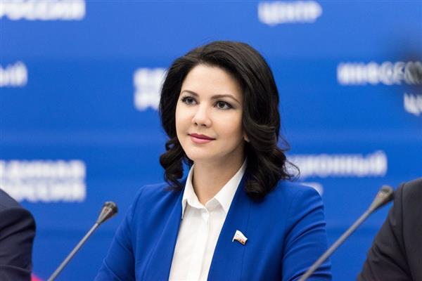 Chân dung nữ nghị sĩ Nga xinh đẹp bị FBI thẩm vấn