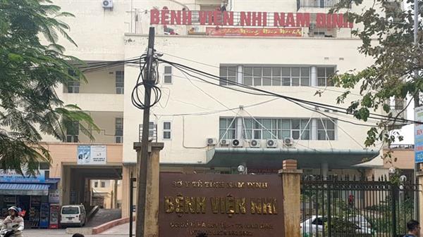 Tin mới vụ 2 nhân viên viện Nhi Nam Định 'ăn bớt' thuốc của bệnh nhân