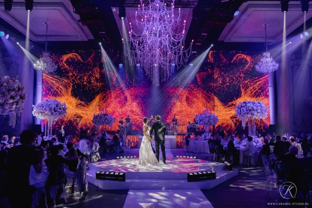 Đám cưới xa hoa trị giá 330.000 USD của hacker 'nguy hiểm' nhất thế giới: Chú rể bị truy lùng với giải thưởng 5 triệu USD, giấu mặt trong mọi khung hình lễ cưới!