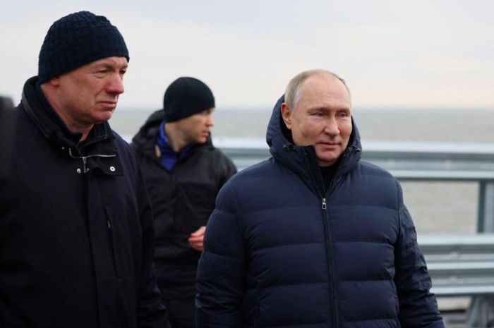 Tổng thống Nga Putin đi xe qua cầu Crimea sau vụ đánh bom xe