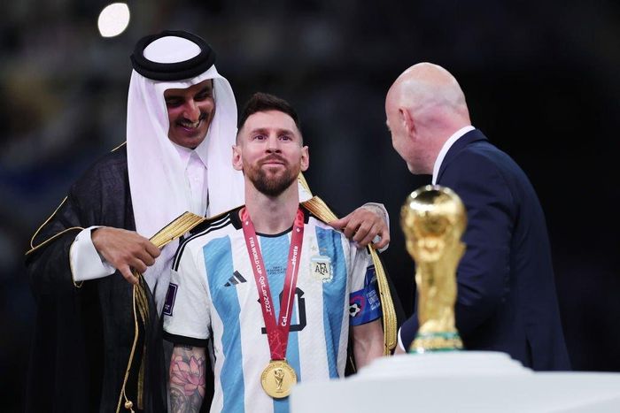Vô địch World Cup, Messi được đích thân Quốc vương Qatar khoác lên người áo choàng