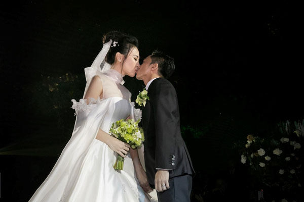 Cường Đô La bật khóc, cảm ơn mẹ và vợ Đàm Thu Trang trong lễ cưới