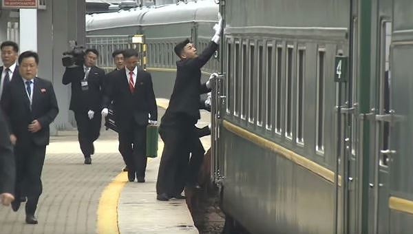 Đội vệ sỹ lừng danh cuống cuồng chạy theo lau cửa tàu chở Nhà lãnh đạo Kim Jong-un