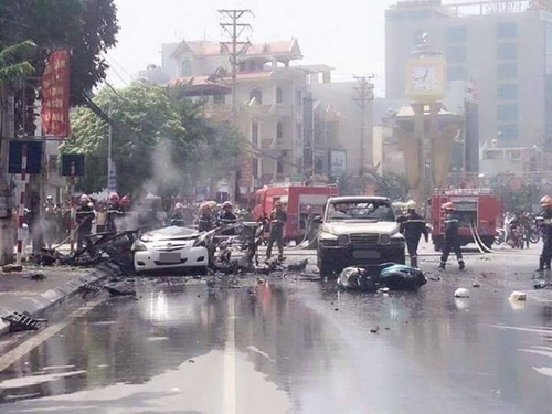 Xe ô tô nổ kinh hoàng giữa thành phố Cẩm Phả, 2 người thiệt mạng