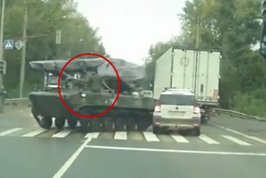 Lính Nga lái xe tăng ra phố, đâm ô tô rồi vẫy tay xin lỗi