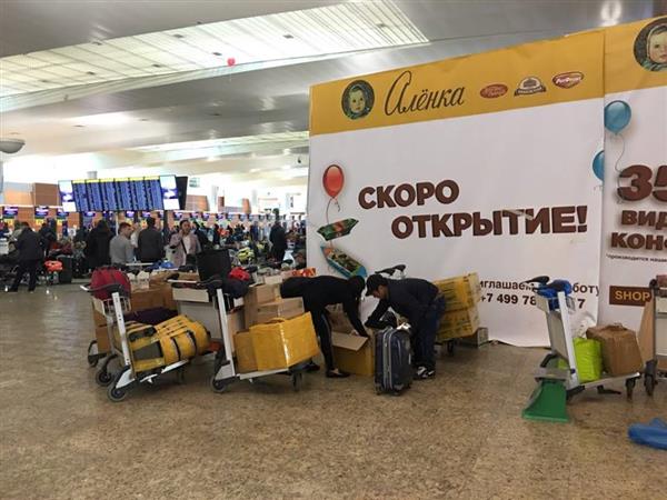 “Shipper hàng không”, nghề cực nhọc của người Việt ở Nga