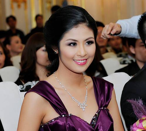 Doãn Tuấn 'soi' ngực Dương Yến Ngọc