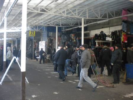 Người Việt tại Nga: Chợ sắp dẹp, bà con ngồi trên lửa