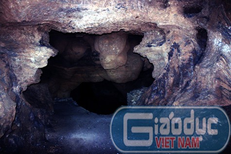 Bí ẩn câu chuyện hang đá khổng lồ chôn cả huyện người