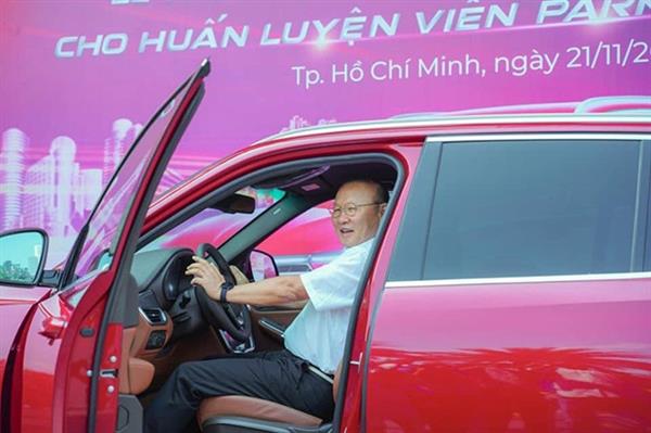 HLV Park Hang Seo được VinFast tặng xe LUX SA2.0