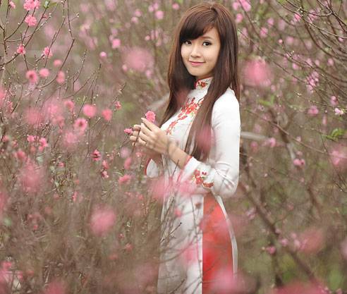 'Nữ hiệp' Midu rực rỡ giữa vườn đào