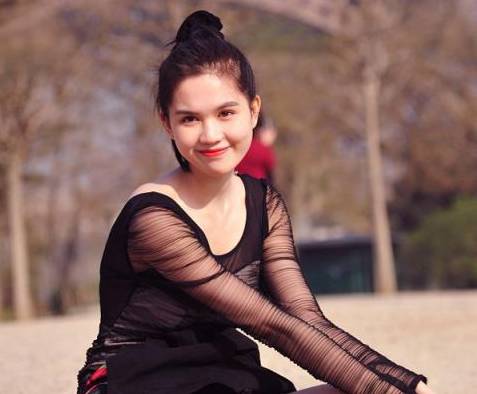 Ngọc Trinh khoe dáng dưới chân tháp Eiffel