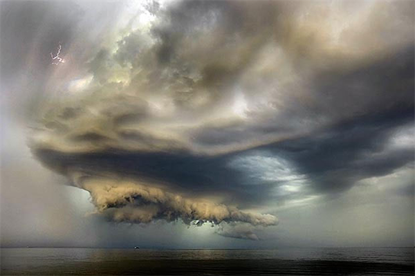 Cơn bão kinh hoàng rượt đuổi người đi biển trong hoảng loạn tại Nga