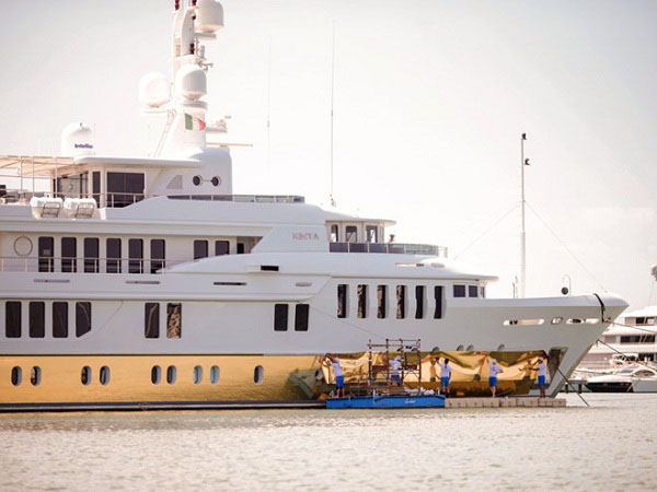 Cận cảnh du thuyền mạ vàng lớn nhất thế giới
