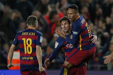 Clip trận Sevilla 1-2 Barca: ''Ngả mũ'' trước Messi