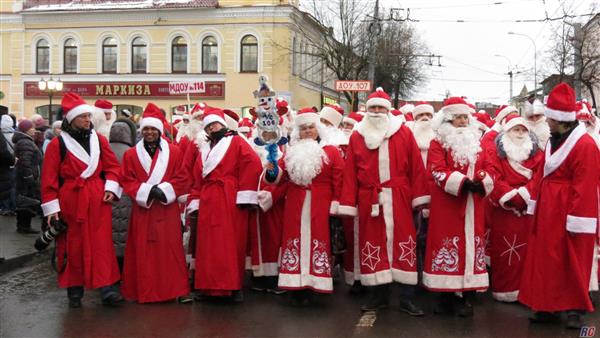 Gần 1.500 ông già Noel tham gia diễu hành tại Nga