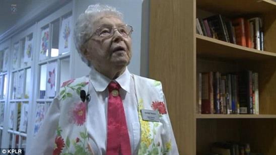 Cảnh sát Mỹ bắt giữ cụ bà 102 tuổi vì cụ... thích thế