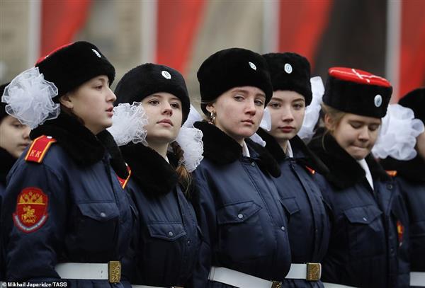 Cận cảnh những bóng hồng xinh đẹp cùng nam quân nhân Nga kiêu hãnh diễu binh
