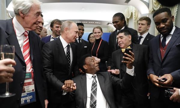 Bốc thăm World Cup 2018: Pele ngồi xe lăn, bắt tay Tổng thống Putin